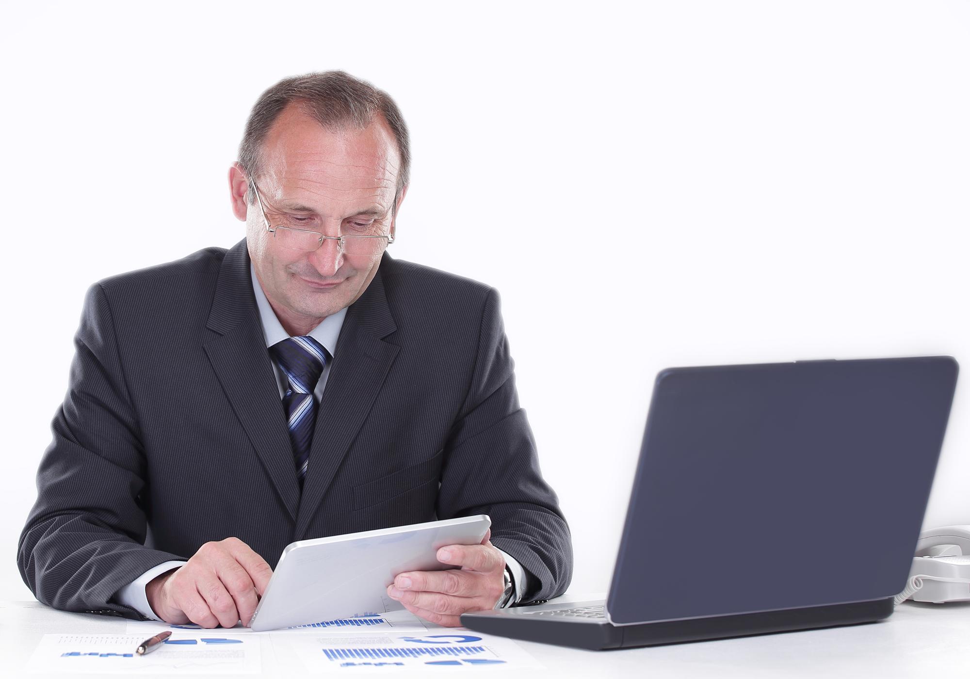 Portrait eines Beraters mit Laptop und Finanzdiagrammen